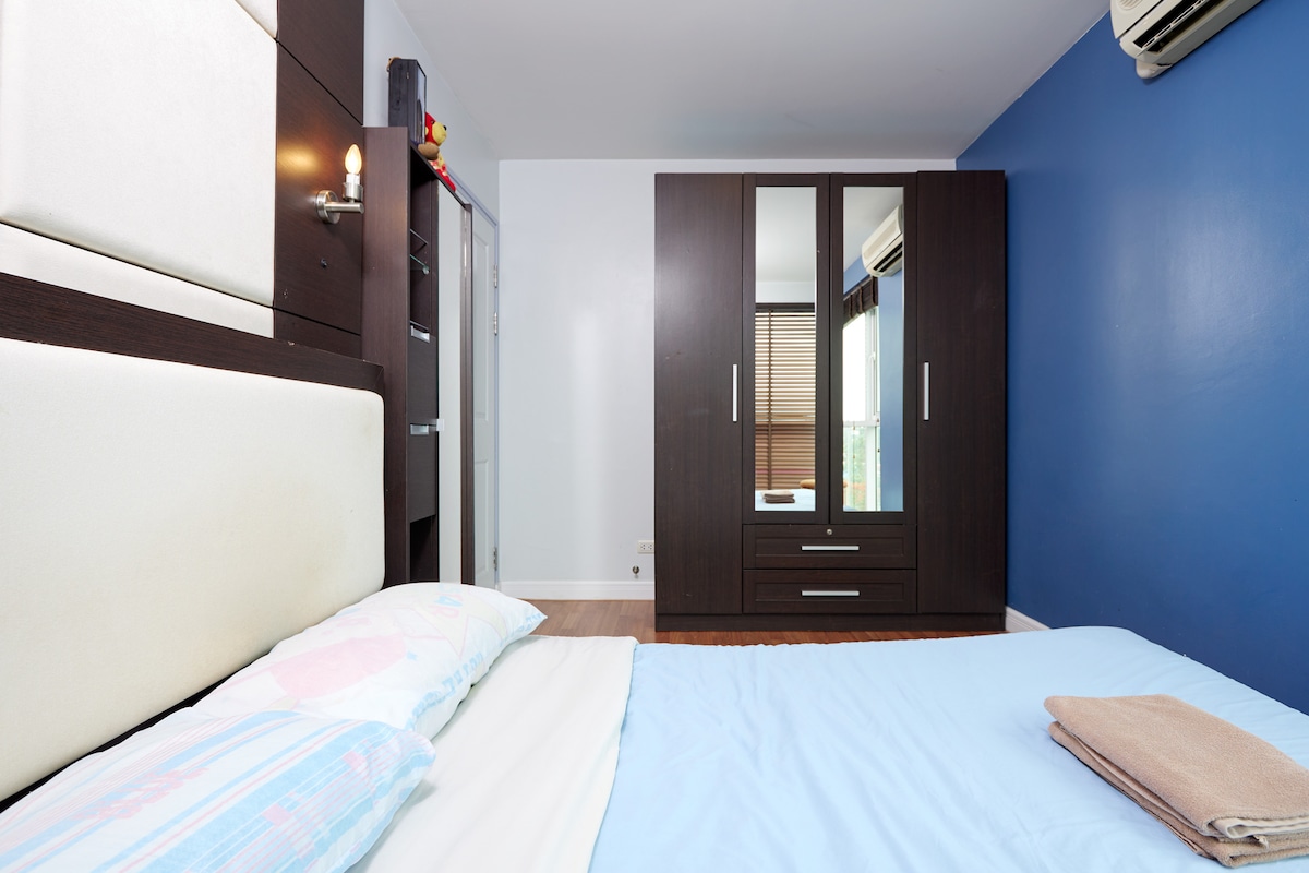 Დიდი გარდერობი მთელი ბარგისა და ტანსაცმლისთვის.