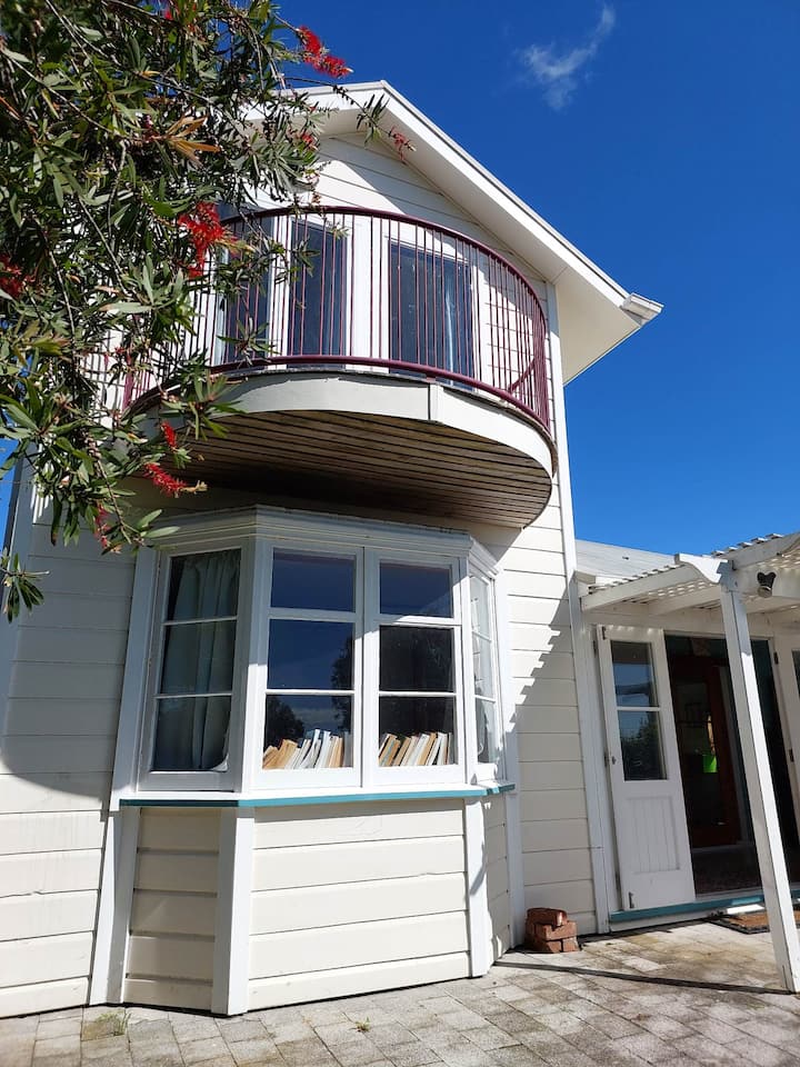 Family Beach Bach - Havelock North