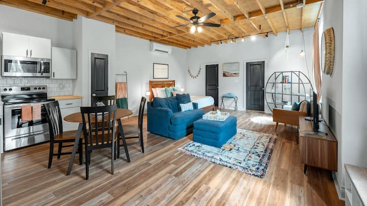 Charming & Spacious Hideaway by Downtown Bryan