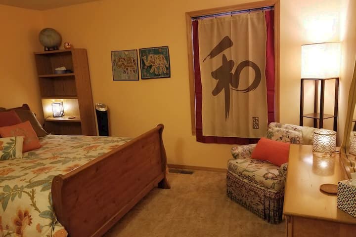 第二间卧室配有一张标准双人床。