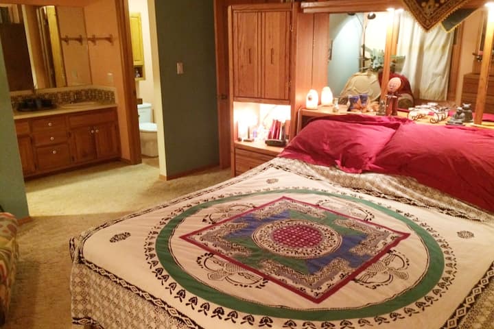 加州加大双人床，配备高品质的Sealy床垫和柔软的床单，确保您在夜间舒适休息。 