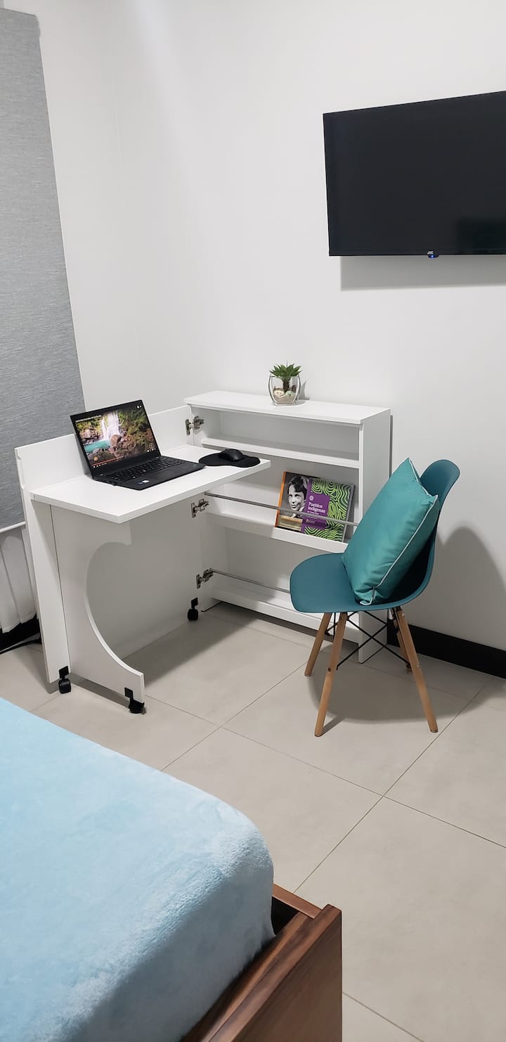 Ოთახი №3 2 ერთადგილიანი საწოლის ტიპის ბუდით, რომელიც სრული განცალკევების საშუალებას იძლევა (საჭიროებისამებრ), სმარტ-ტელევიზორი, რომელიც დაკავშირებულია ინტერნეტთან, კონდიციონერთან, ვენტილატორისა და დისტანციური მართვის განათებით, დიდი კარადა და გასაშლელი მაგიდა.