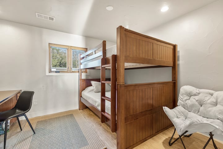 Chumba cha kulala cha ghorofa ya chini chenye maghorofa mawili na sehemu ya ofisi.