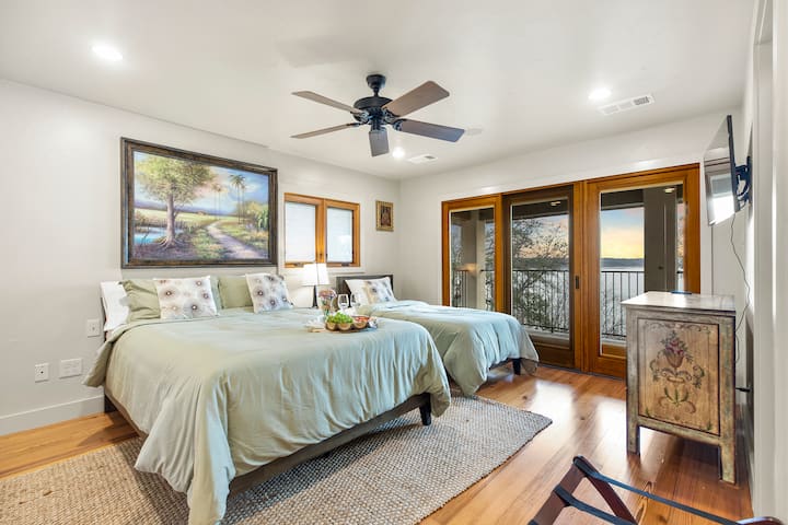 Chumba cha kulala cha ghorofa kilicho na bafu.