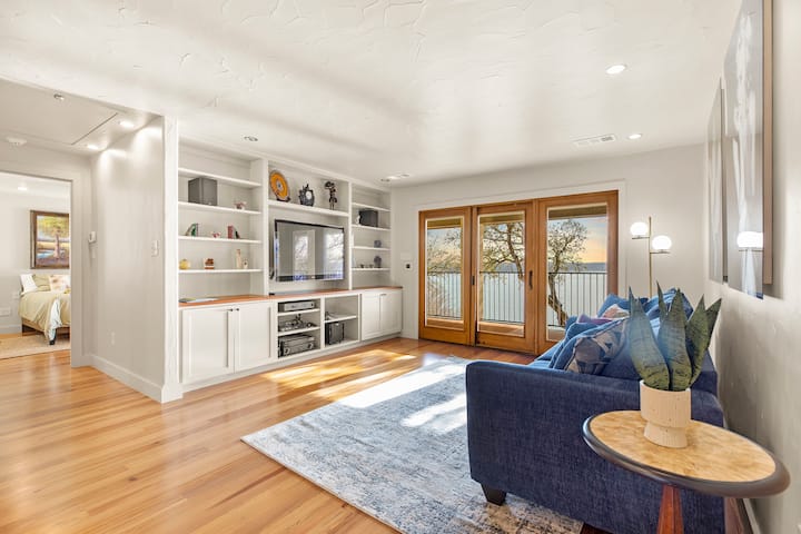 Roshani iliyo na kitanda cha sofa, friji ndogo na ufikiaji wa roshani. 