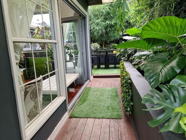 Close to the City, Airport, Train Station & Beach