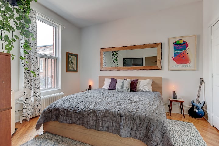 Спалня №3
- голямо двойно легло в спакуван пружинен матрак с добавка на ултра термален и 100% естествен латекс 2 - инчов матрак
- Памучни
чаршафи - много голям гардероб със закачалка (може да побере 3 - 4 големи куфара)
- Телевизионна плазма 50 пуса (ябълков телевизор + хромекаст)