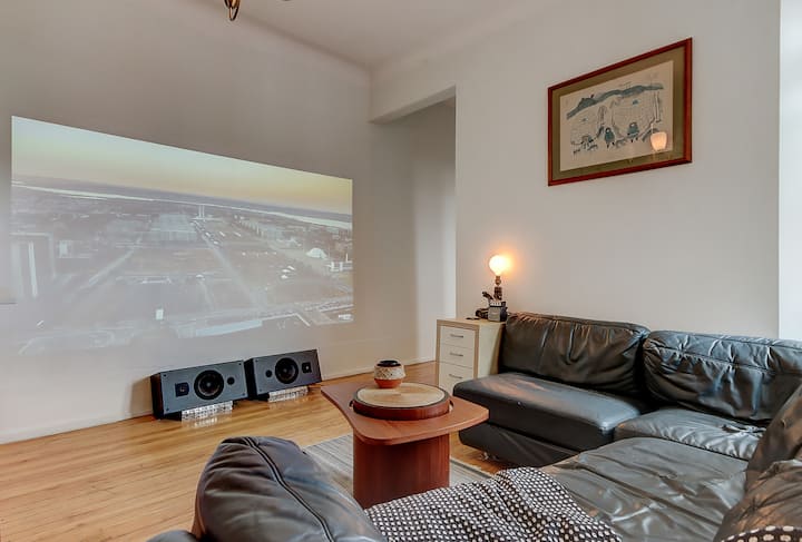 Всекидневна/общо помещение
- Офлайн висококачествена секция Cinna, ръчно изработена във Франция с 5 - 6 места