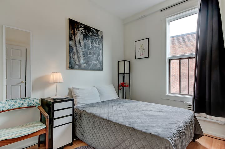 Спалня 4
- двойно легло, направено от твърда памет
- Автентични художници
- 40 - инчов Full HD телевизор
- Playstation 3, както и няколко игри и Bluray в записи
- Преносим климатик с дистанционно управление
- Стая без Wi - Fi