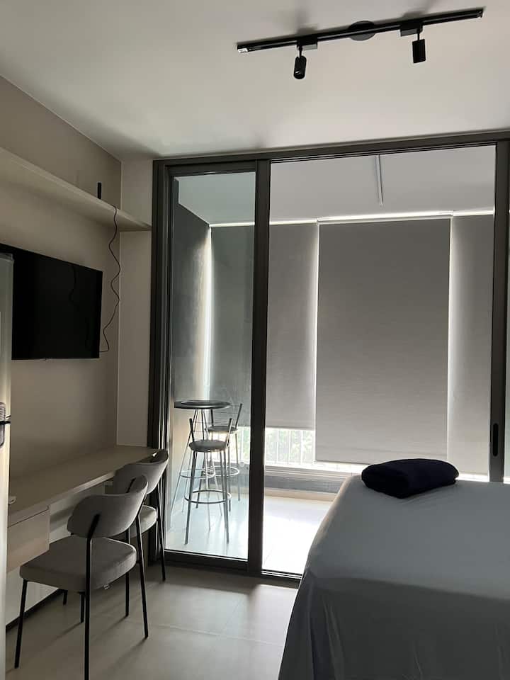 Meza ya fleti ya roshani iliyo na viti na kabati la nguo 