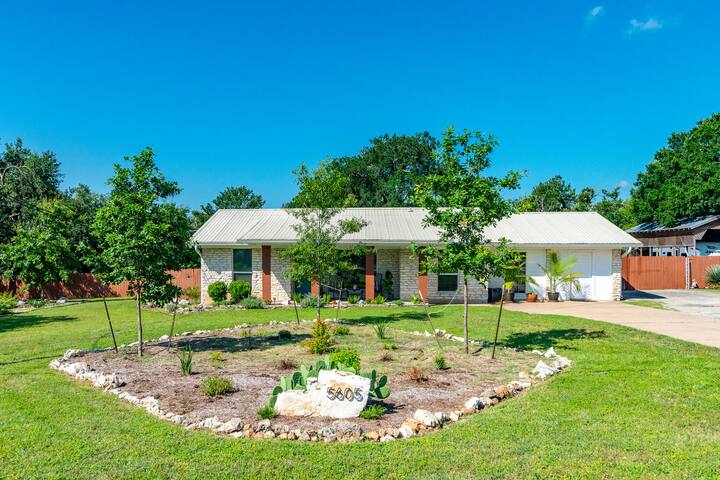 Private POOL South ATX 3 b 2.5 ba 6 mi to DT gallery image 2