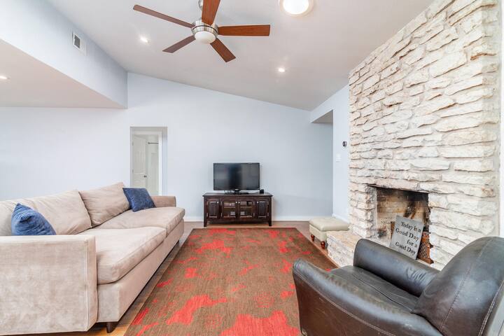 Private POOL South ATX 3 b 2.5 ba 6 mi to DT gallery image 5