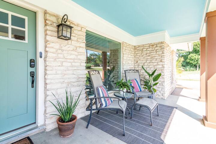 Private POOL South ATX 3 b 2.5 ba 6 mi to DT gallery image 3