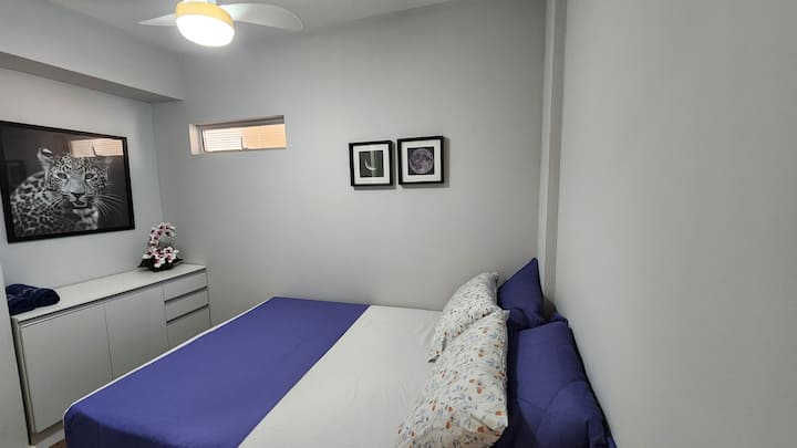 Dhoma 03 (Suita):
01 (një) Krevat dopio.
Ventilator tavani.