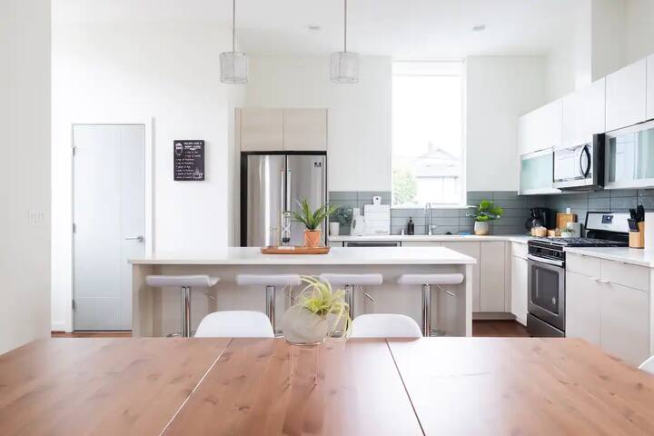 Sophisticated Home with Breathtaking City Views gallery image 4