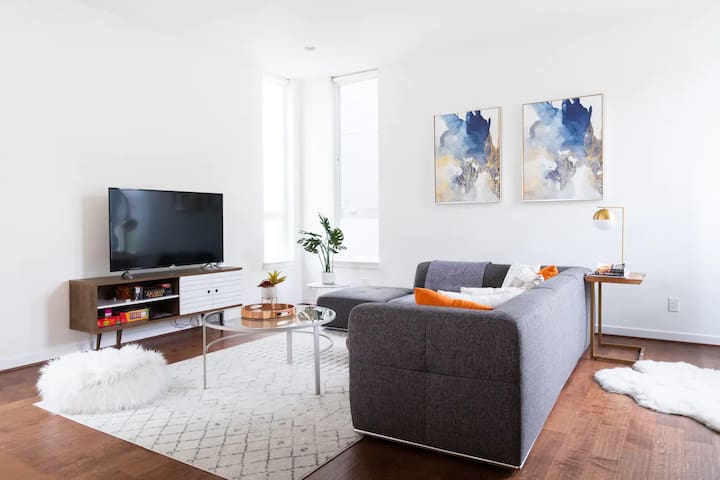 Sophisticated Home with Breathtaking City Views gallery image 3