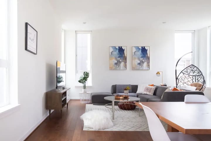 Sophisticated Home with Breathtaking City Views gallery image 2