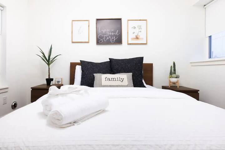 Sophisticated Home with Breathtaking City Views gallery image 5