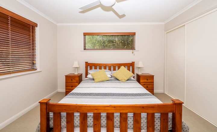 Priestranná útulná spálňa