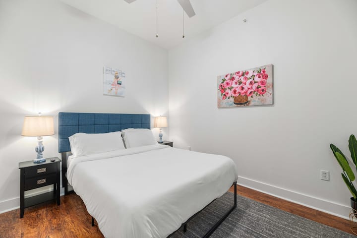 Queen size bed with night stands and lamps on each side