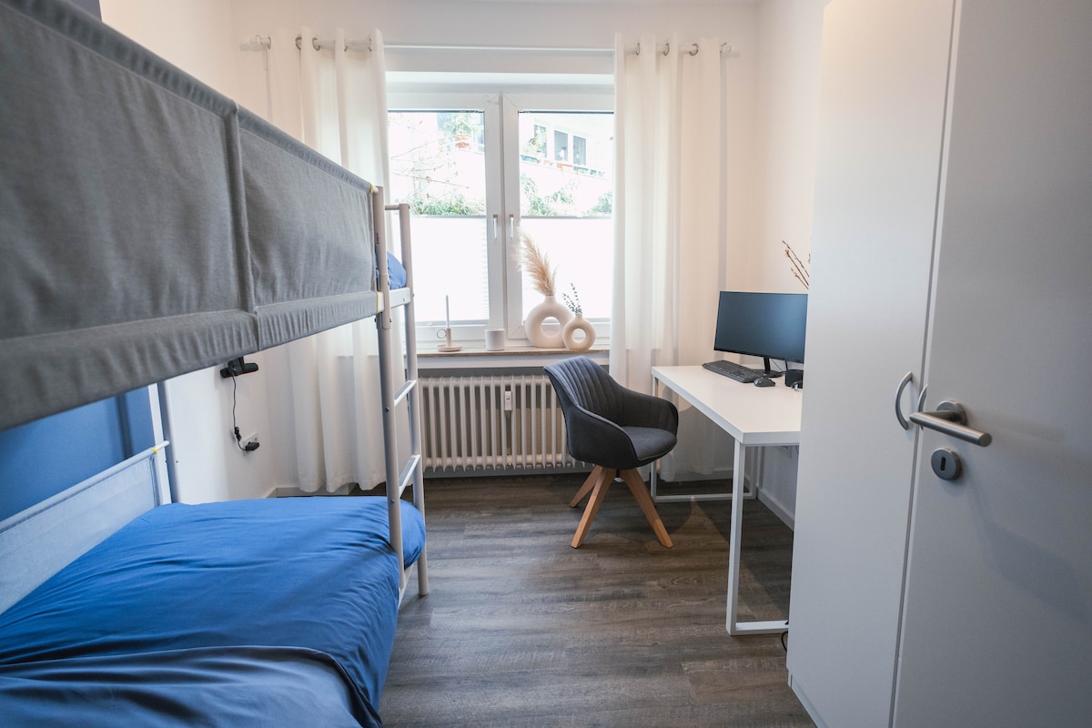 Dhomë fjetjeje me hapësirë pune të lëvizshme