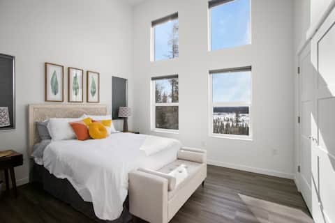 3/3 KING Bed close to everything!