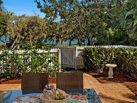 Boutique riverside apartment 150m to the beach