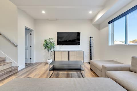 Successful Airbnb property: LUXE | Tri-Level Hollywood Home with Gated Parking in Universal City