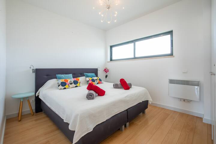 غرفة نوم مريحة بسرير بمقاس كبير