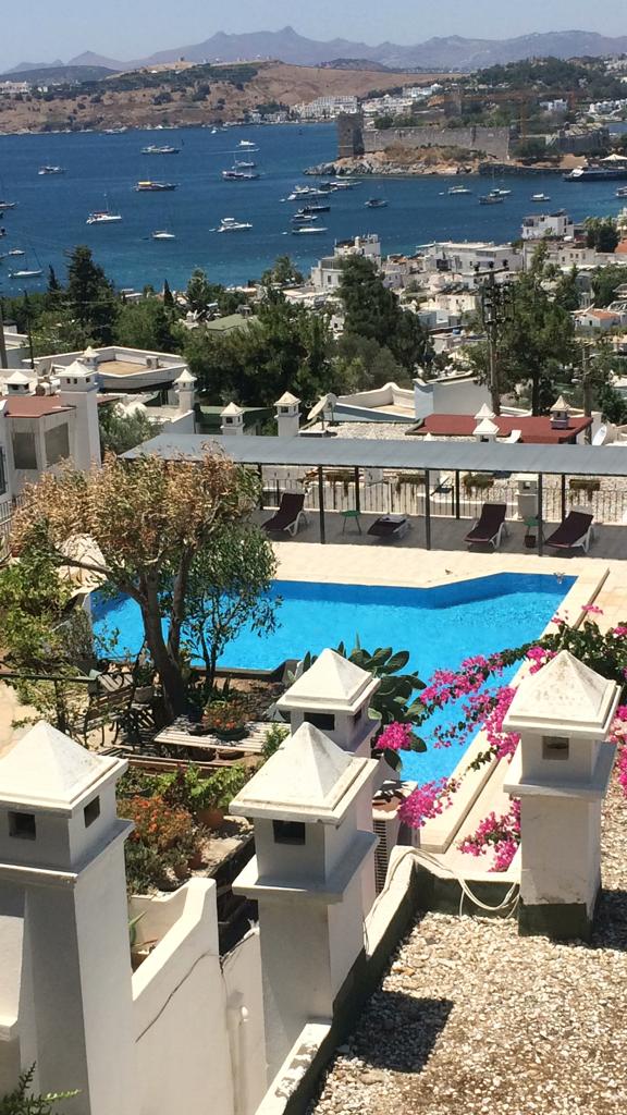 Kale manzaralı site içinde havuzlu lüks villa