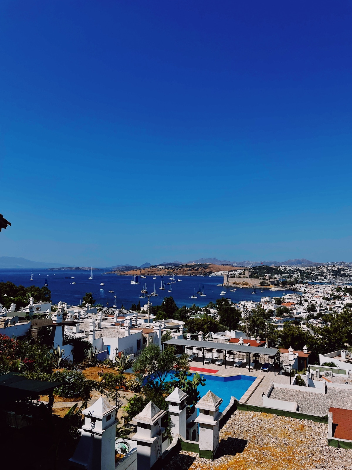 Kale manzaralı site içinde havuzlu lüks villa