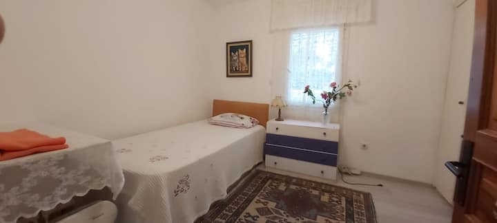 14 מ"ר של חדר שינה יחיד, אפשר להוסיף עוד תה. היא כפופה לעמלה.
