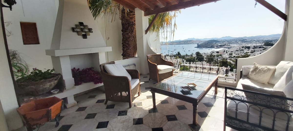 Kale manzaralı site içinde havuzlu lüks villa