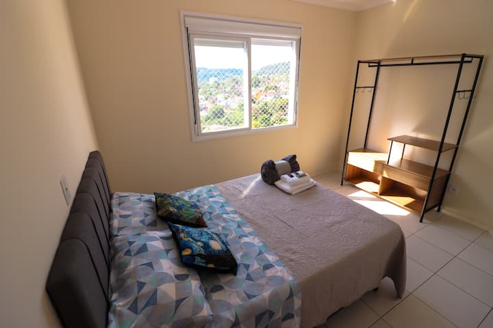 Საძინებელი 2 კარადათი და ქალაქის ხედით