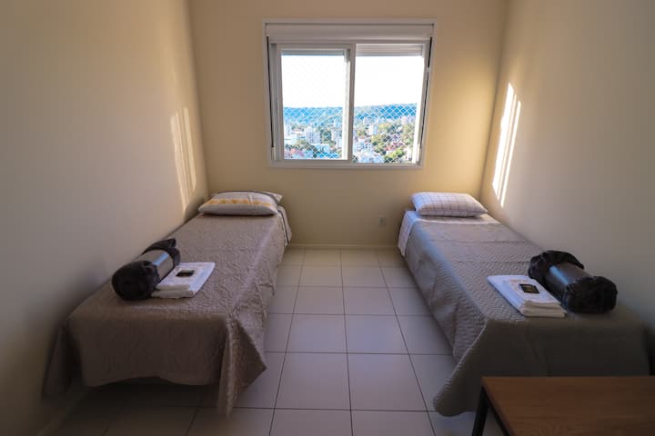 Მე-3 ოთახი ორადგილიანი საწოლებით (რომელიც შეიძლება ორადგილიან საწოლად გადაიქცეს) და საოფისე სივრცით.