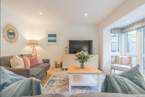 "Pentyr" - 2 Pentire Rocks in New Polzeath