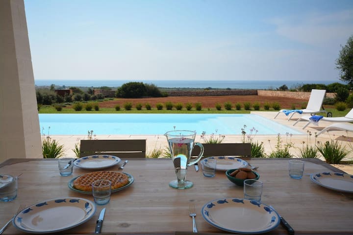 Villa suggestiva con piscina vista mare, spiagge