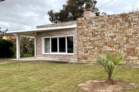 Excellent family home in front of the beach