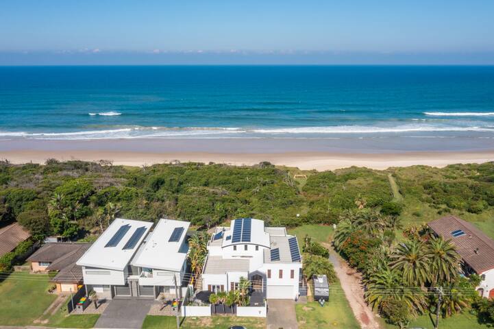 The Vibe Beach House – direct beach access, spa gallery image 3