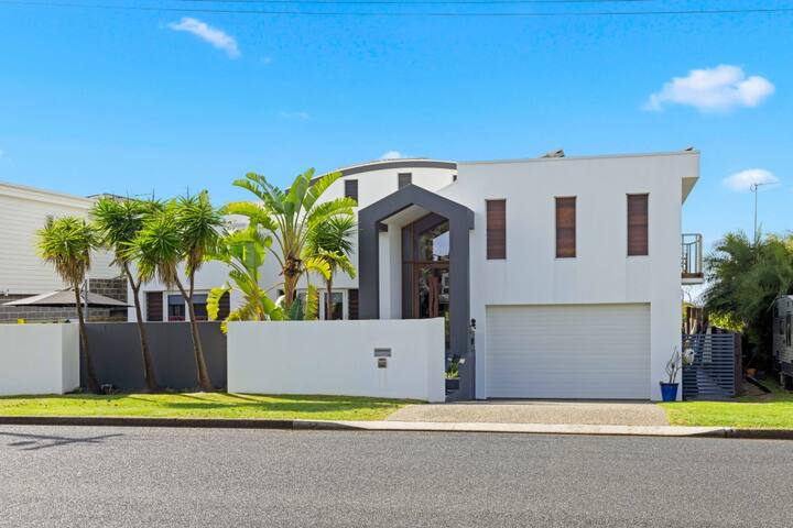 The Vibe Beach House – direct beach access, spa gallery image 2