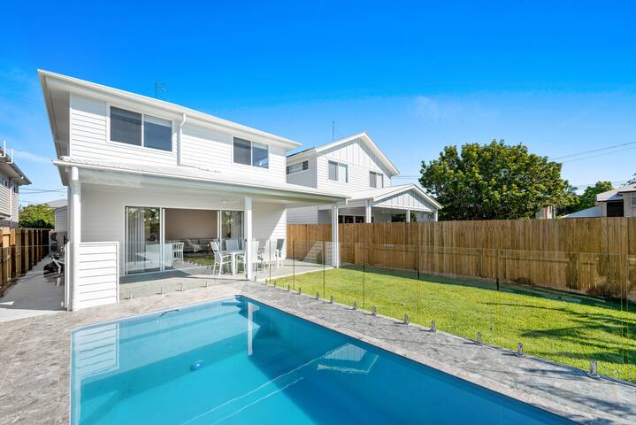 Luxury House with Pool, close to CBD gallery image 4