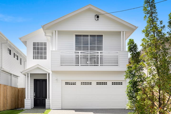 Luxury House with Pool, close to CBD gallery image 2