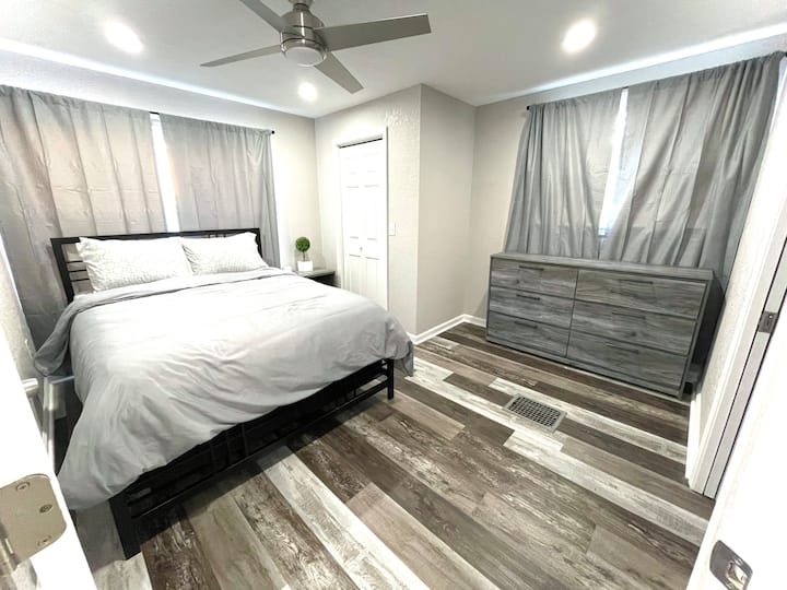 غرفة نوم رئيسية بسرير كبير (مرتبة علوية جديدة تمامًا للوسادة) وخزانة مع شماعات ومروحة سقف يتم التحكم فيها عن بعد ومصباح وخزانة ملابس ومنضدة جانبية وحمام خاص.