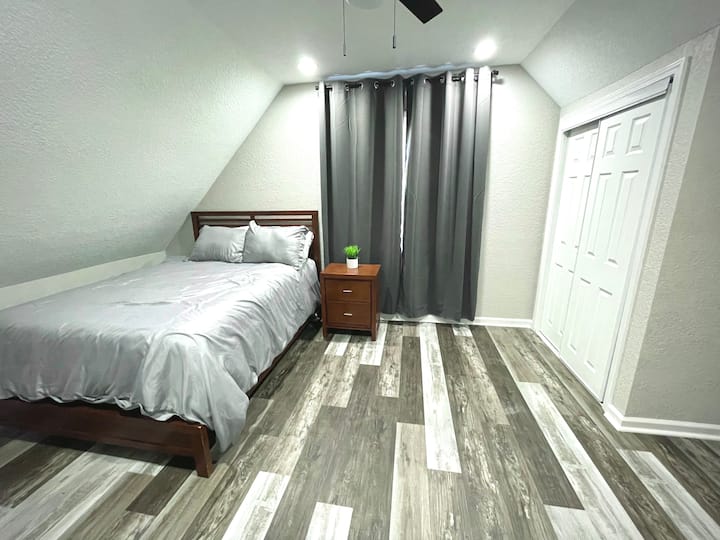 غرفة نوم في الطابق العلوي بسرير بحجم كوين (مرتبة علوية جديدة تمامًا).