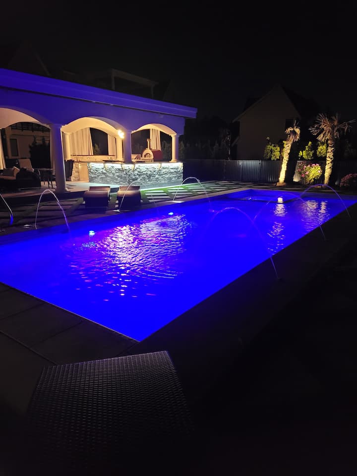 Guest House 4 Beds,pool&spa - サレー