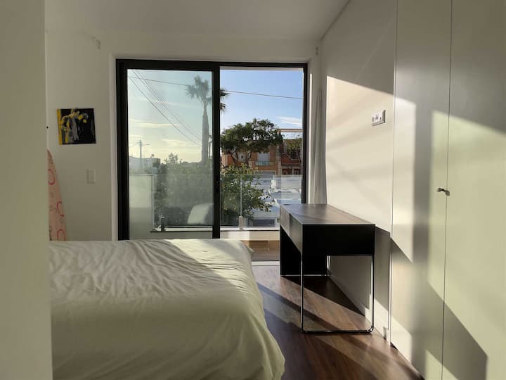 Spálňa 1 s manželskou posteľou Queen, vlastnou kúpeľňou a balkónom.