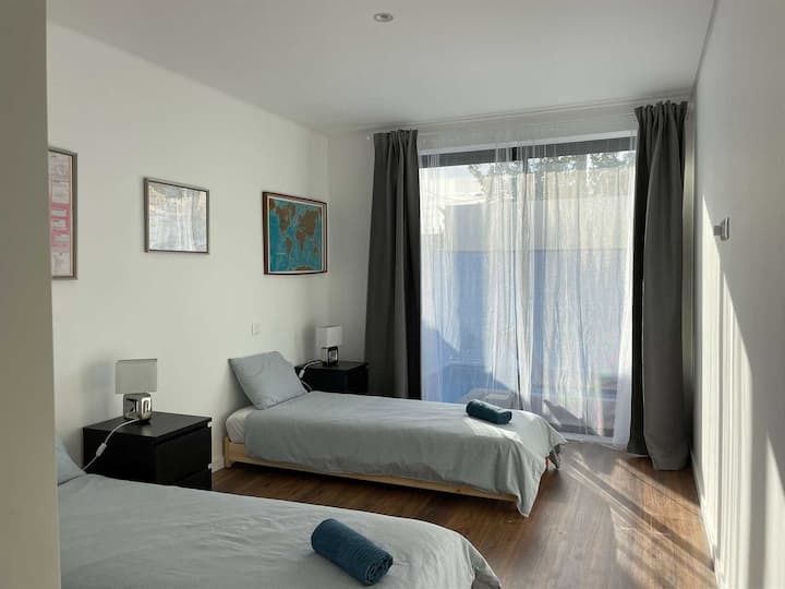 V spálni 3 s kúpeľňou a 2 samostatnými lôžkami alebo pripojením pre dvojposteľ.  Priamy prístup k bazénu posuvnými dverami.