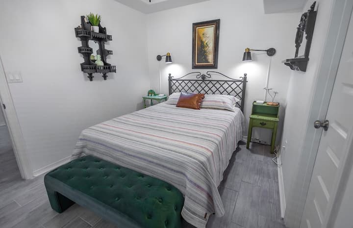 استرخ في هذا الجناح الرئيسي الذي يحتوي على سرير كبير، يحتوي كل جانب على محطة شحن خاصة به ؛ ومقعد مريح ؛ وخزانة ملابس خاصة به وحمام كامل يحتوي على دش ومغسلة ومرحاض.