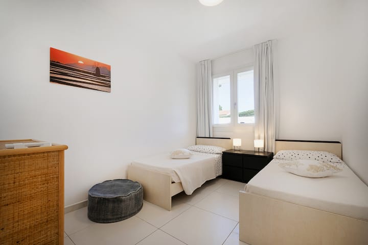 Dhomë gjumi me dy krevate tek me mundësinë për ta bërë dhomën me krevat dopio