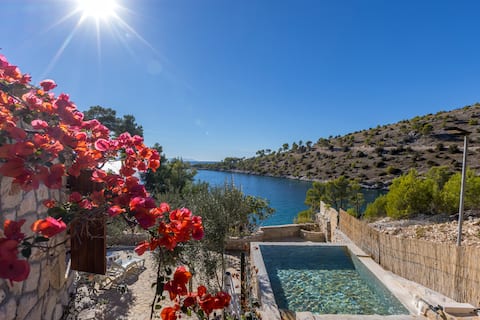 The Old Captain's House, Brač